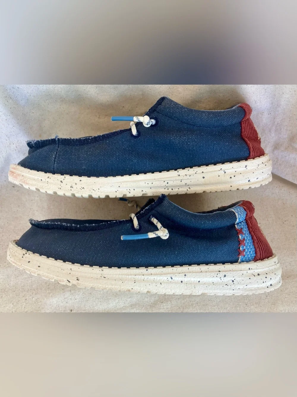 Hey Dude Wally Slippers, Big Kid size J4